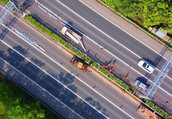 全国首创！重庆高速公路安装新型蝴蝶视频app污版下载，防撞能力提升两倍