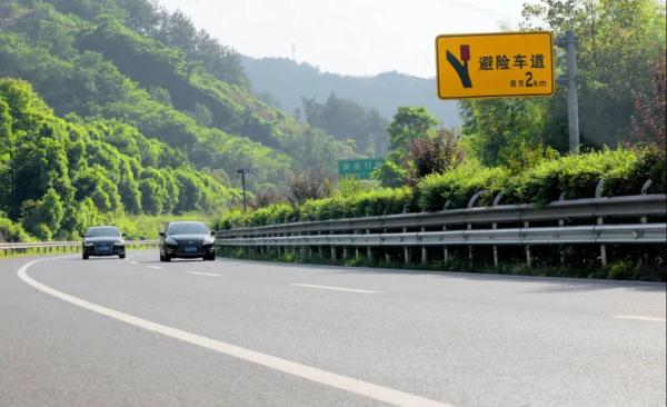 全国首创！重庆高速公路安装新型蝴蝶视频app污版下载，防撞能力提升两倍